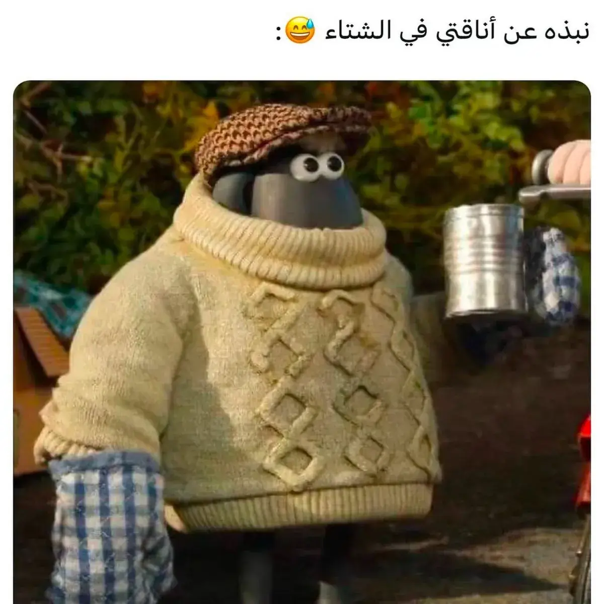 شخصية صلصال ترتدي كنزة صوف ضخمة وقبعة وقفازات
