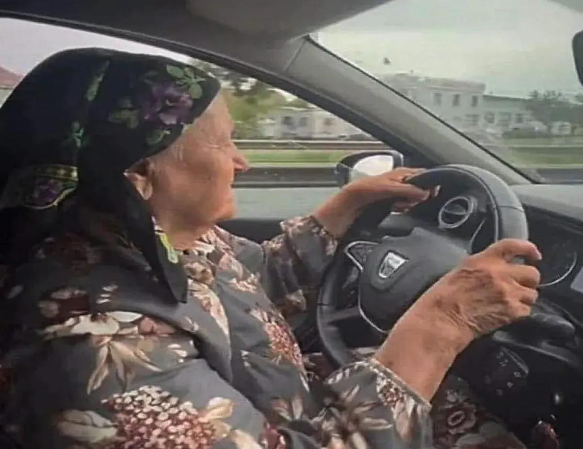 قالب ميم فارغ: أنا وعمري 70 سنة بعد ما اشتريت السيارة من راتبي
